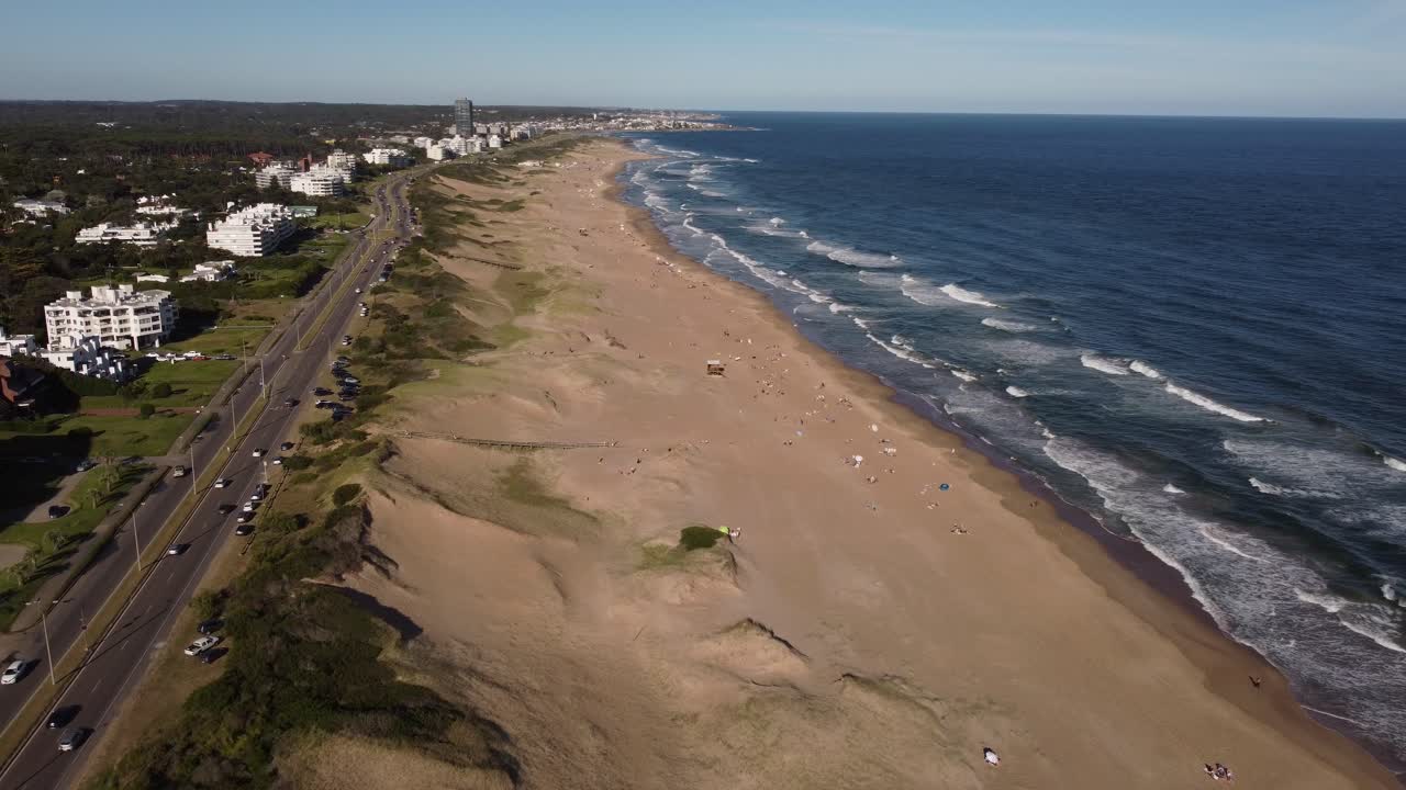 vista panorámica de la playa de punta del este en uruguay