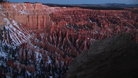 cacerola lenta a la izquierda en los acantilados nevados del parque nacional de bryce canyon con las formaciones de claron