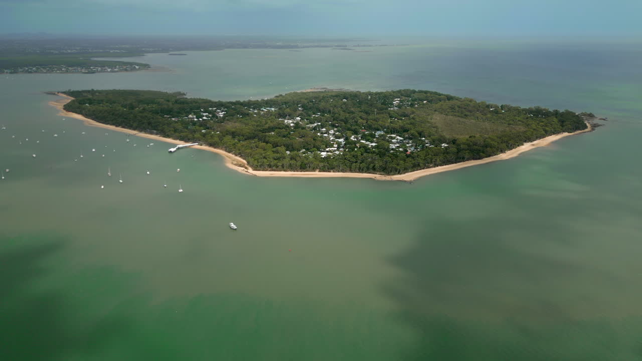 Vackra Coochiemudlo Island omgiven av grönt hav Brisbane Australien drönarbild 4K 60FPS