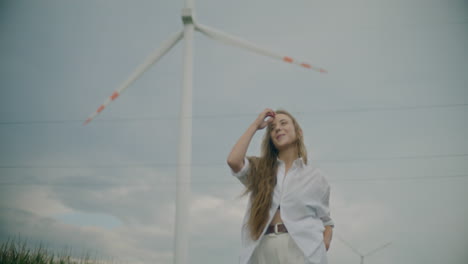 Camino-De-Caminata-De-Mujer-Sonriente