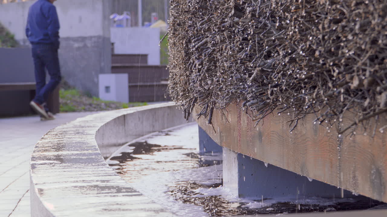 한 남자가 소금 흡입 시설을 지나갑니다.