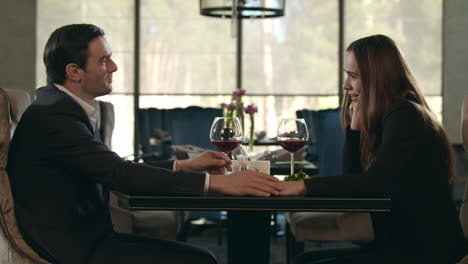 Hombre-Guapo-Haciendo-Propuesta-De-Matrimonio-A-La-Mujer-En-La-Cena-Del-Restaurante