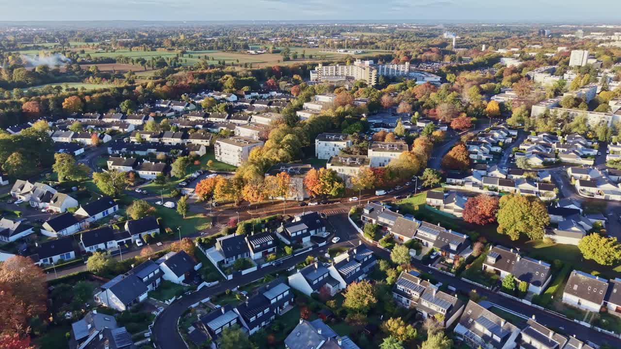 Vista aerea con drone del quartiere Le Blosne a Rennes. Case residenziali ed edifici di appartamenti circondati da colorati alberi autunnali. Ideale per progetti immobiliari e di vita cittadina, Francia