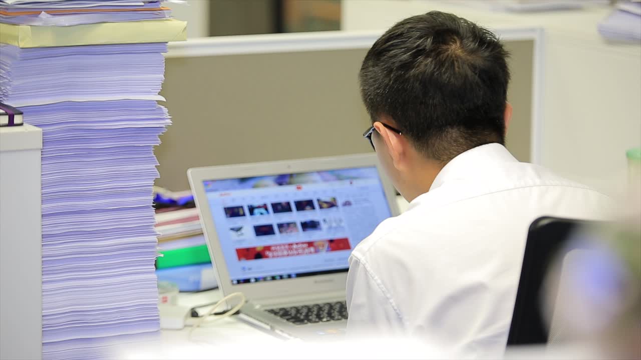 trabajador de oficina ocupado