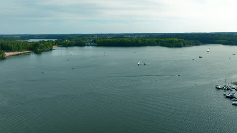 Ukiel-See-Mit-Zahlreichen-Booten-Und-Segelbooten,-Die-über-Das-Wasser-Verteilt-Sind