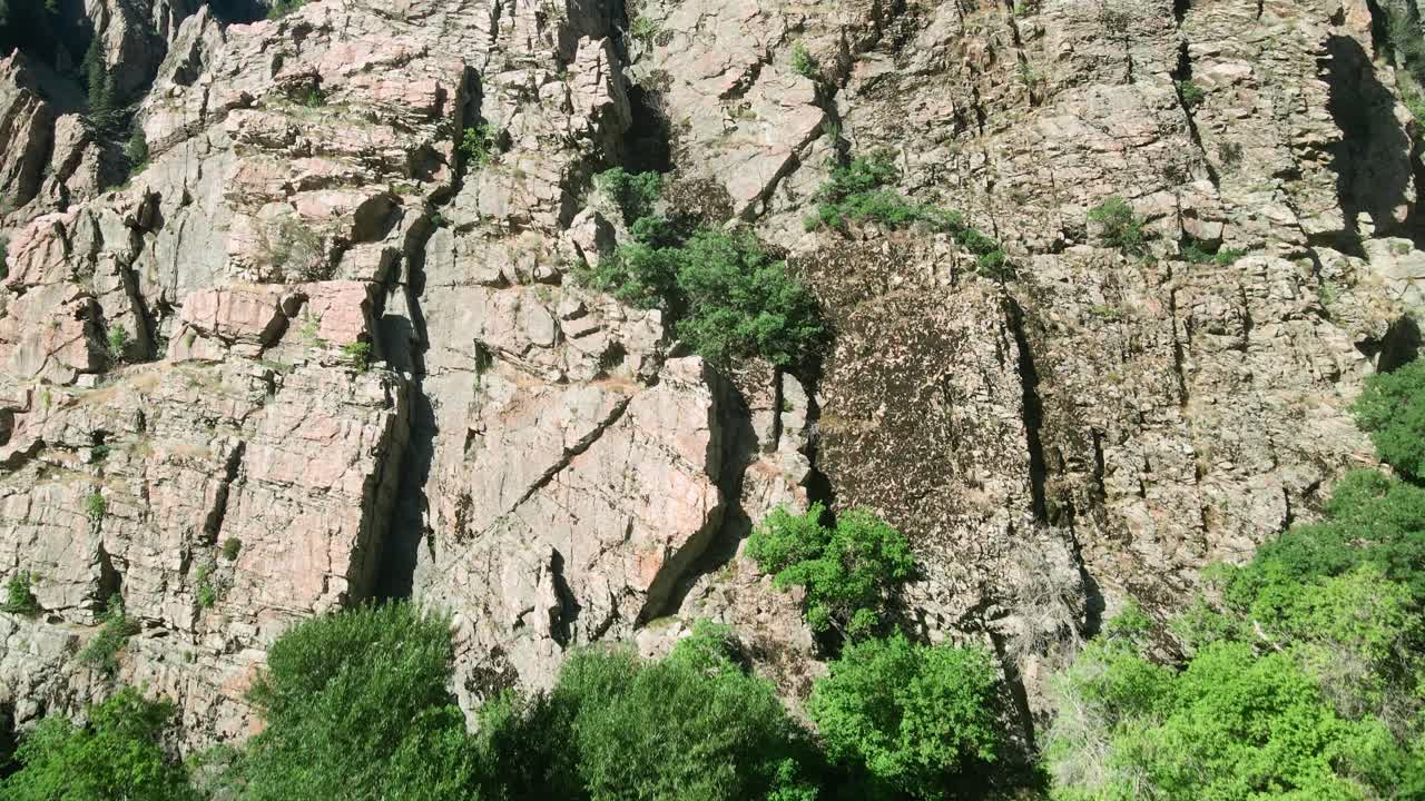 revelando un camino de una manera cinematográfica, movimiento complejo de drones en 190 s gran camino del cañón de algodón cerca del comienzo del sendero del lago blanche y área de picnic de montaña de tormenta en salt lake city utah