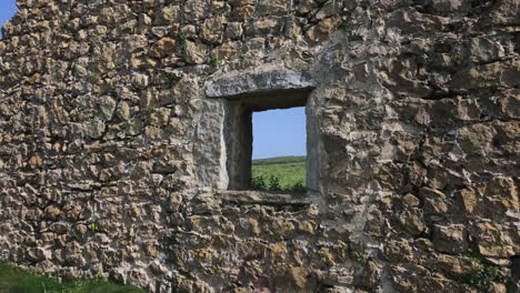 ruinas en la cima de una colina