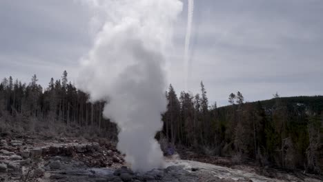 géiser de barco de vapor inactivo en yellowstone