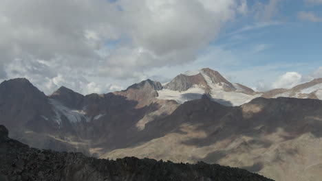 toma aérea de drones de un glaciar que se desvanece en los dolomitas italia