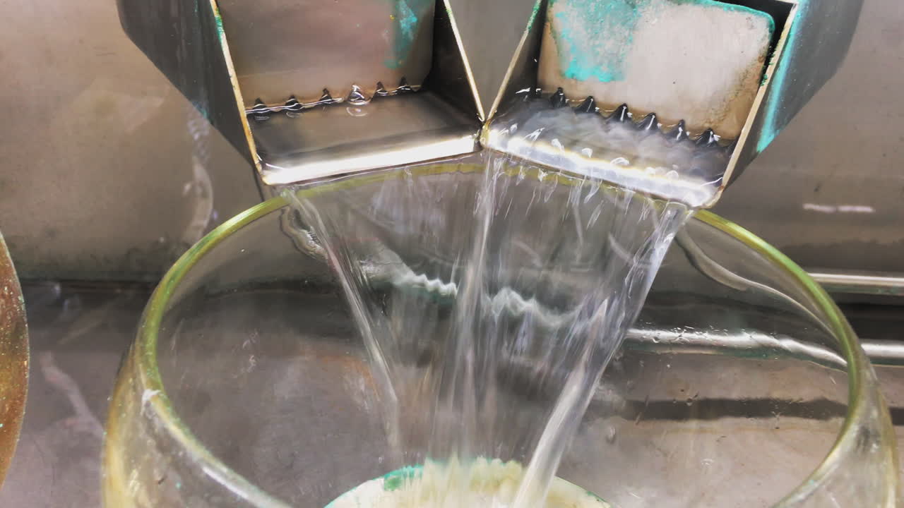 위스키 증류소 안에서 안전하게 운전하는 영혼, 두 팔