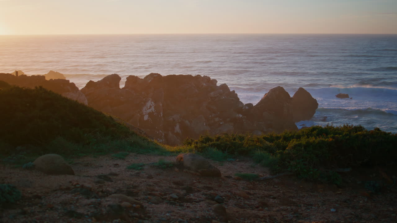 costa del acantilado hermosa mañana en el horizonte del océano sereno puesta de sol costera en la orilla