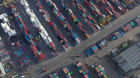 versand von frachtcontainern im hafen von vietnam