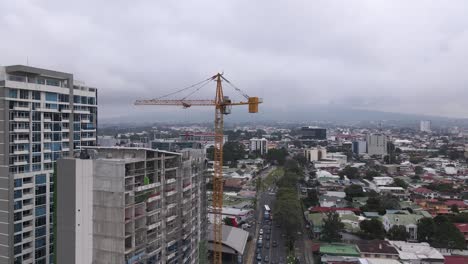 Drohnenaufnahme-Eines-Krans-Beim-Bau-Eines-Wolkenkratzers-In-San-Jose-City,-Costa-Rica