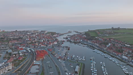 Whitby-North-York-Moors-Heritage-Costa-Sobrevuelo-Del-Puerto-Temprano-En-La-Mañana-Hora-Azul-Hacia-La-Boca-Del-Puerto-Mavic-3-Cine-Prores-Clip-1