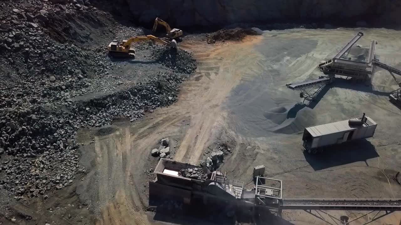 Excavating and Rock Crushing 15 (HD 60p)