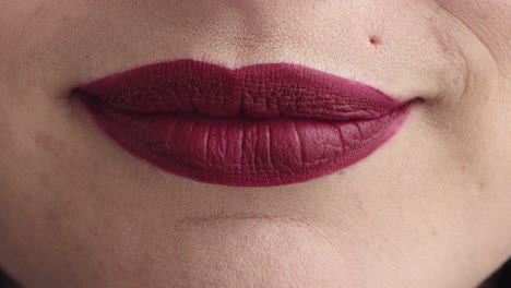 Nahaufnahme-Der-Lippen-Einer-Frau,-Die-Glücklich-Lächelt-Und-Roten-Lippenstift,-Make-up,-Kosmetik,-Weibliche-Schönheit-Und-Gesunde-Zähne-Trägt