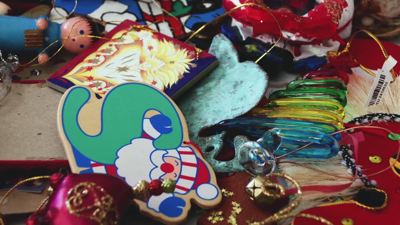 골판지 상자에 있는 크리스마스 트리 장식품 클로즈업