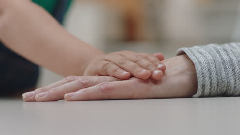 primer plano niño pequeño sosteniendo la mano de la abuela mostrando afecto niño amoroso mostrando compasión por la abuela disfrutando de la vinculación con el nieto concepto de familia 4k metraje