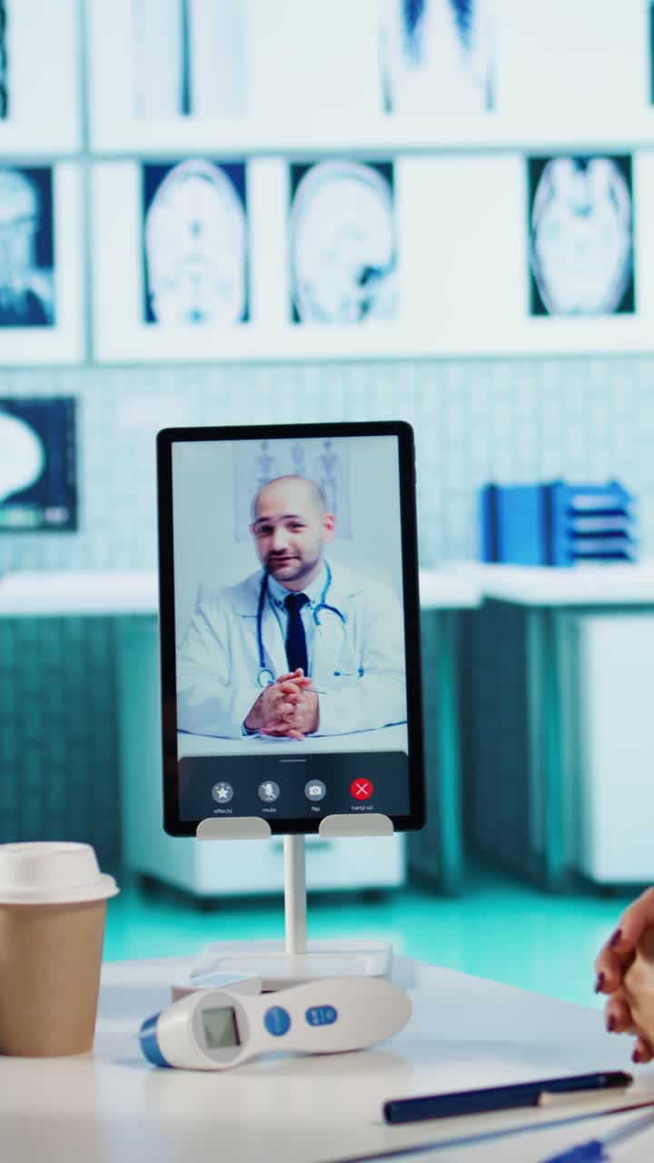 Paziente che ha una consultazione medica online con il dottore su tablet