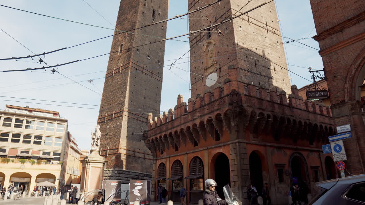 볼로냐 타워, 이탈리아