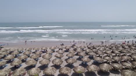 Mucha-Gente-En-Las-Palapas-En-Playa-Tampico