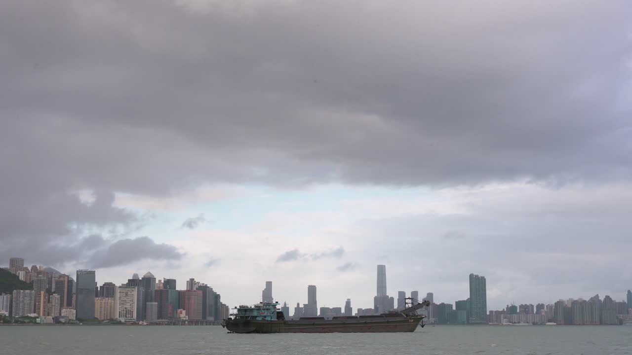 se ve un barco en la costa mientras una severa tormenta de tifón tropical da un descanso temporal que sostuvo vientos de 63 millas y dañó la ciudad de hong kong