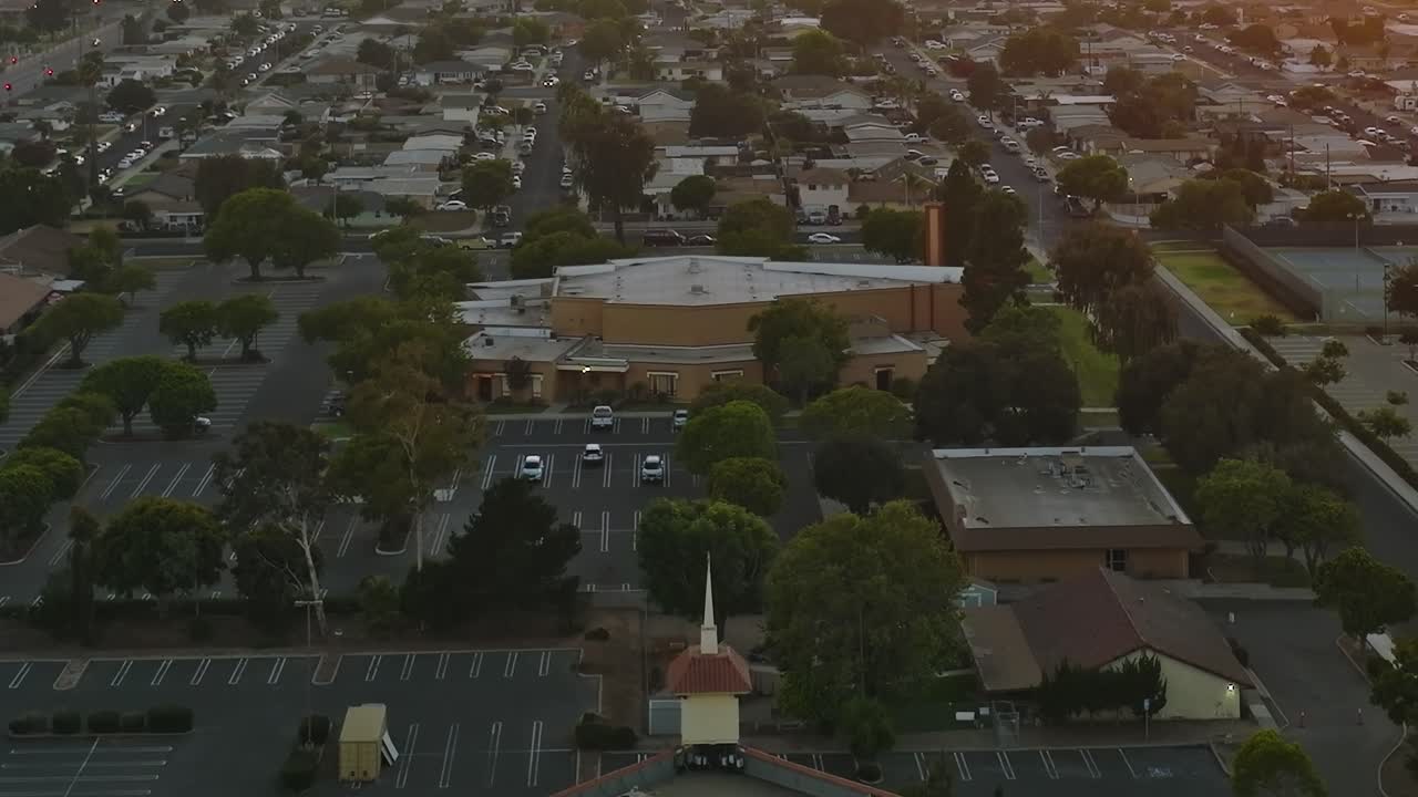 Vista aerea di un'area commerciale in California con edifici e auto.