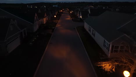 Toma-Aérea-A-Vista-De-Pájaro-De-Una-Zona-Residencial-Tranquila-Por-La-Noche