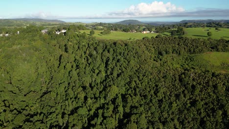 Vertical-rise-aerial-view-over-Numinbah-Valley-and-Beechmont-on-the-Gold-Coast-Hinterland-near-Rosins-Lookout,-Queensland,-Australia