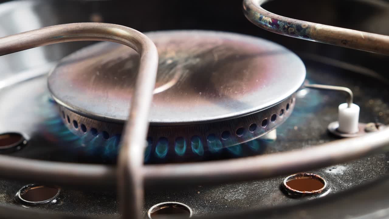 가스 호브. 가스 스토브 버너. 불타는 가스 버너.