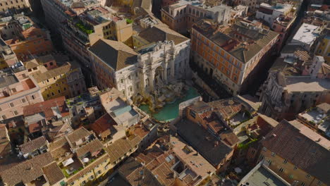 Blick-Aus-Der-Vogelperspektive-Auf-Den-Berühmten-Trevi-Brunnen-Mit-Skulpturen-Und-Türkisfarbenem-Wasser.-Luftaufnahme-Der-Touristischen-Sehenswürdigkeit.-Rom,-Italien