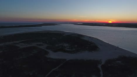 Puesta-De-Sol-Naranja-En-La-Playa,-Marea-Alta,-Cielo-De-Algodón-De-Azúcar