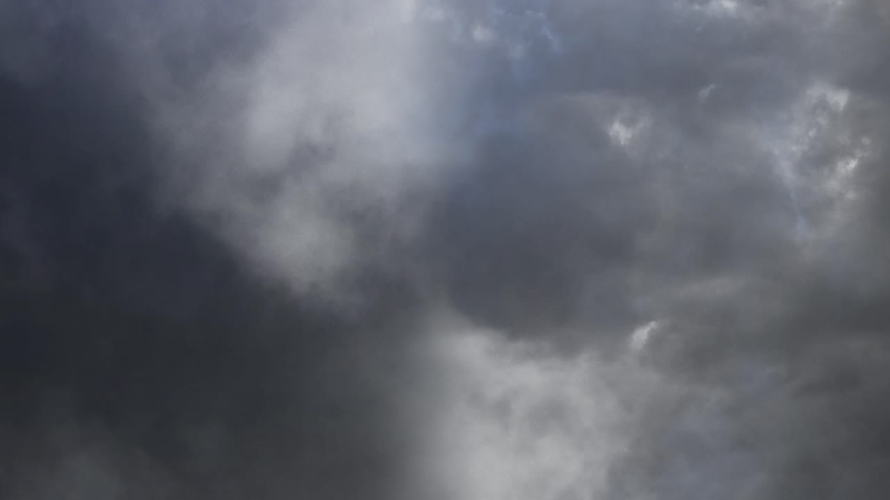 tormentas eléctricas y relámpagos dentro de las nubes