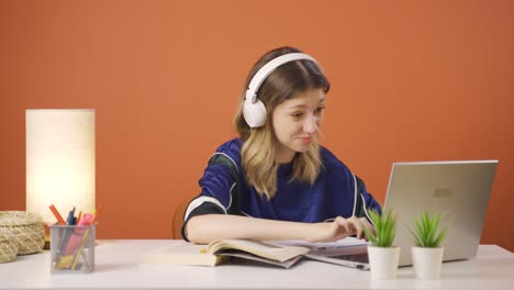 Young-woman-chatting-on-laptop.