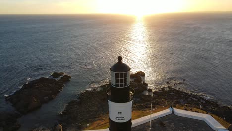 Vista-Aérea-Del-Atardecer-Del-Faro-En-Salvador,-Bahía,-Brasil