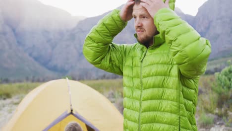 pareja caucásica acampando en la naturaleza