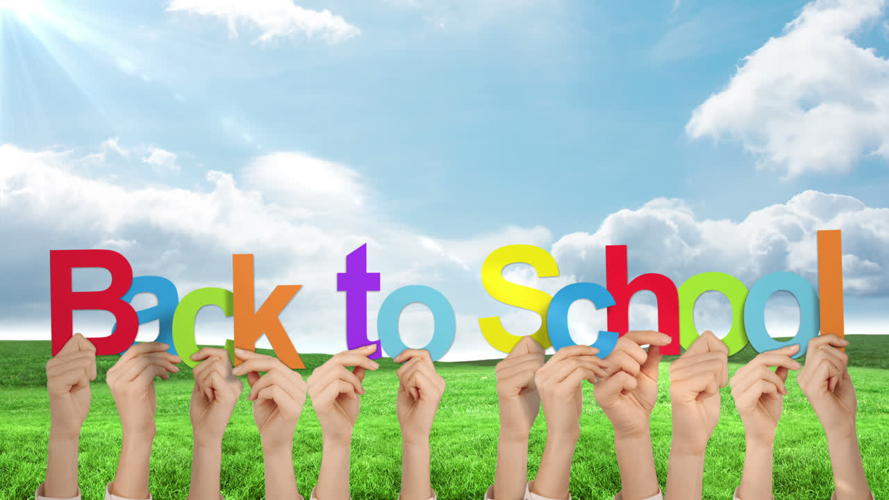 손을 들고 학교로 돌아갑니다.