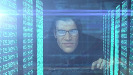 múltiples pantallas que muestran líneas de números, procesamiento de datos sobre un hacker caucásico con capucha