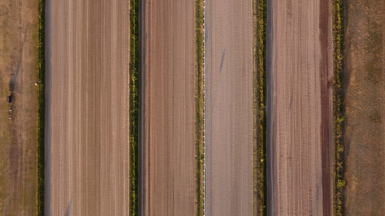 vista aérea superior del hipódromo vacío rural en buenos aires durante un día caluroso y soleado,4k
