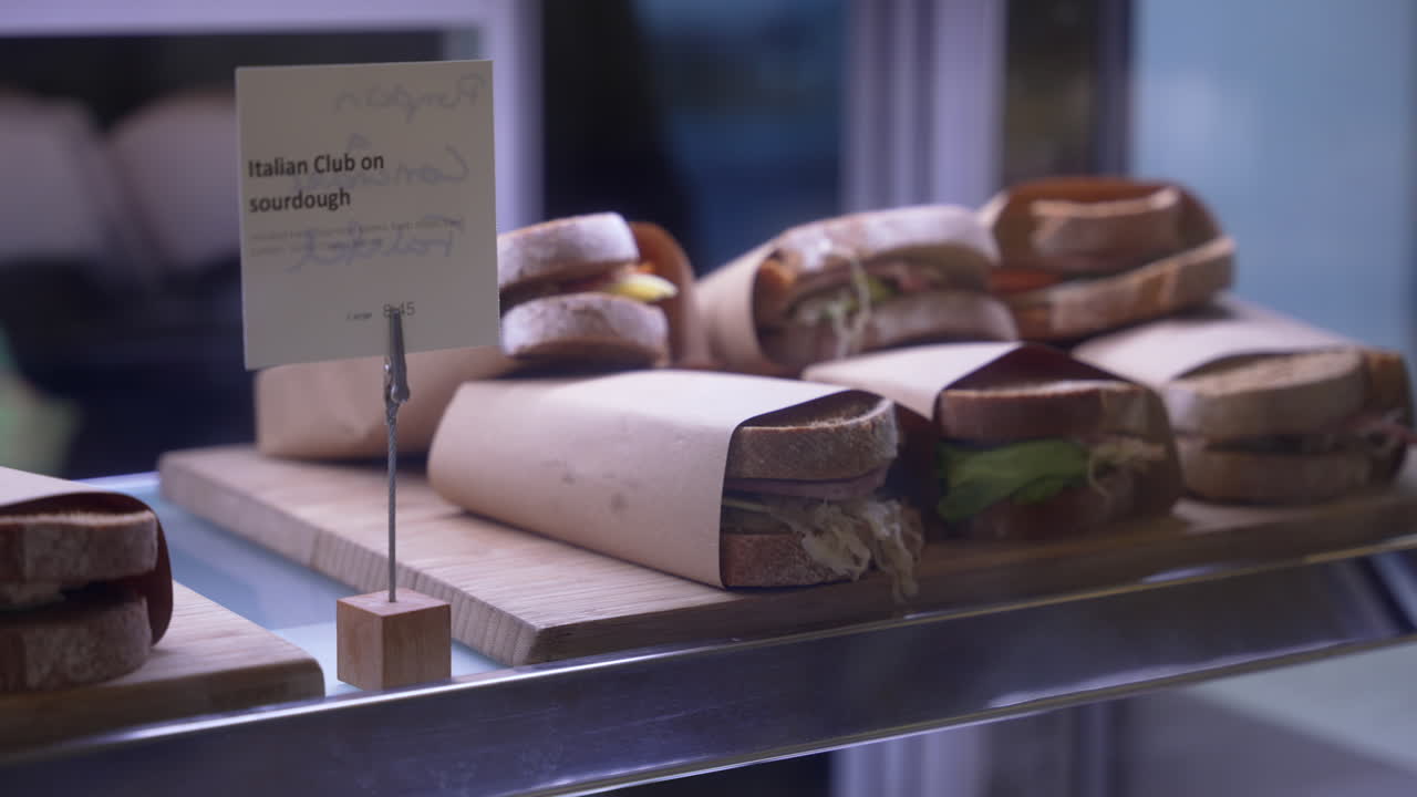 상점에서 판매하는 사워도우에 있는 이탈리아 클럽 클로즈업 샷