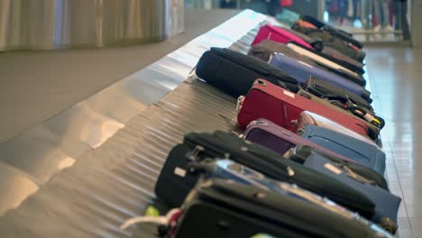 luggage on baggage carousel waiting for travelors