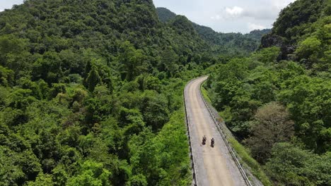 Drone-Sigue-Motos-En-La-Carretera-En-Lo-Profundo-De-La-Jungla