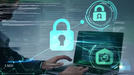 hombre trabajando en una computadora portátil con iconos de ciberseguridad