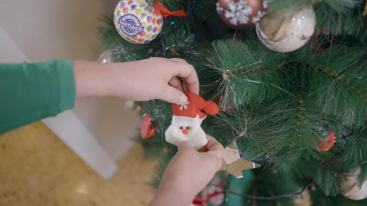 크리스마스 트리를 장식 하는 사람