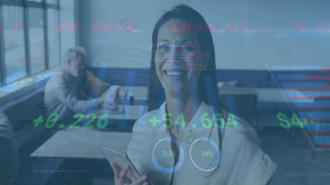 animación del procesamiento de datos financieros sobre una mujer de negocios biracial