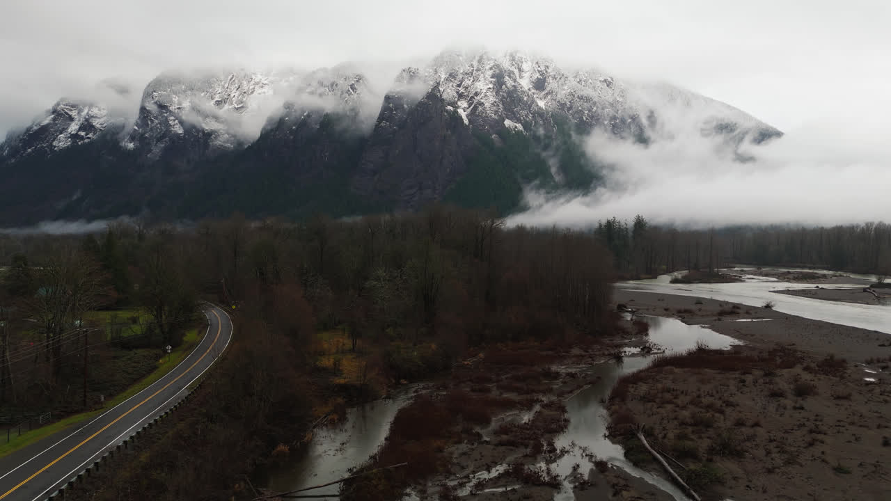 imágenes de drones de 4k del monte si cubierto de nieve en nubes y niebla