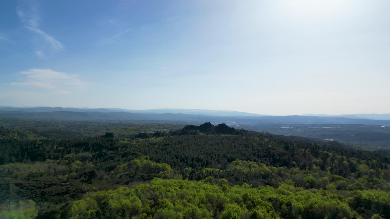 volando hacia el monasterio de san pedro de rocas a través de un bosque español