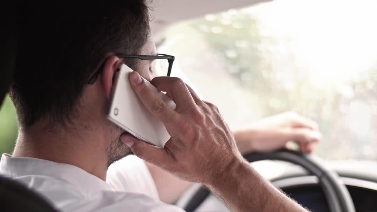 Geschäftsmann telefoniert im Auto
