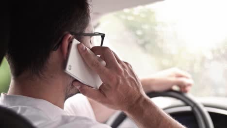 hombre de negocios hablando por teléfono móvil en un coche