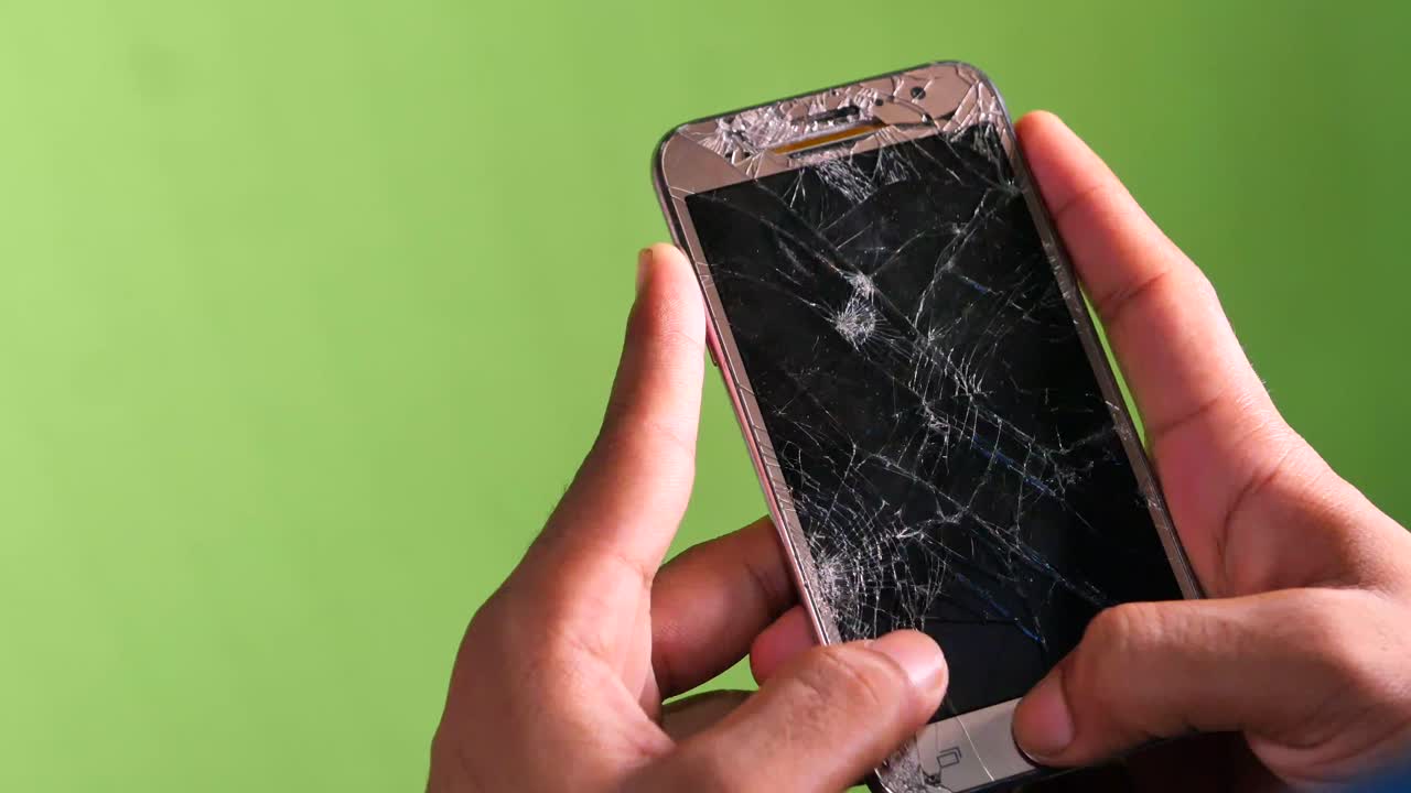 깨진 스마트폰 화면